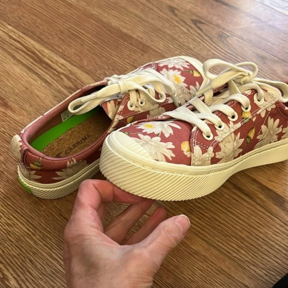 Cariuma love floral